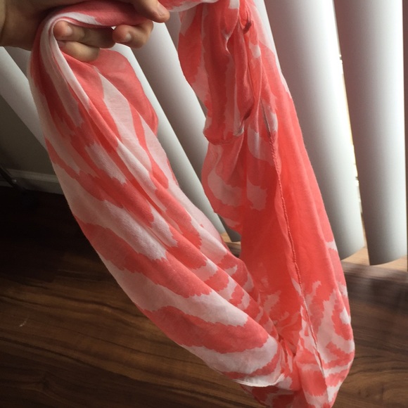 very big flowy, orange and white boutique scarf - Picture 2 of 4